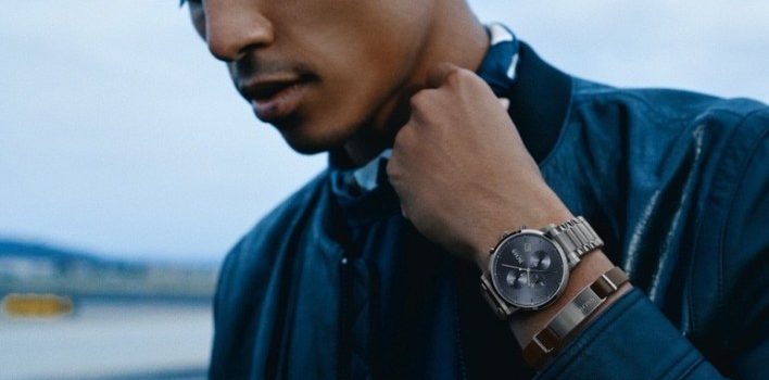 Da ngăm đen nên chọn đồng hồ màu gì