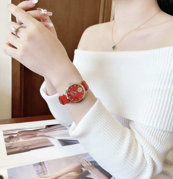 Đồng hồ nữ dây da màu đỏ Versus Versace