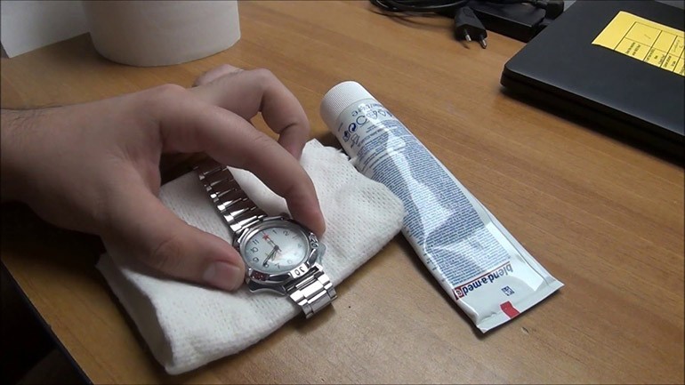 Sử dụng kem đánh răng xử lí trầy xước đồng hồ