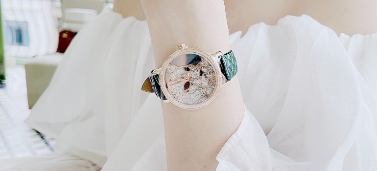 Đồng hồ Davena nữ mặt tròn đính đá