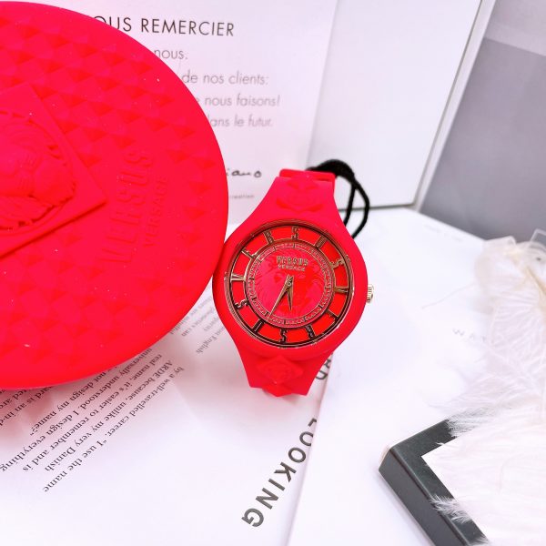 Đồng hồ nữ dây cao su màu đỏ Versus Versace