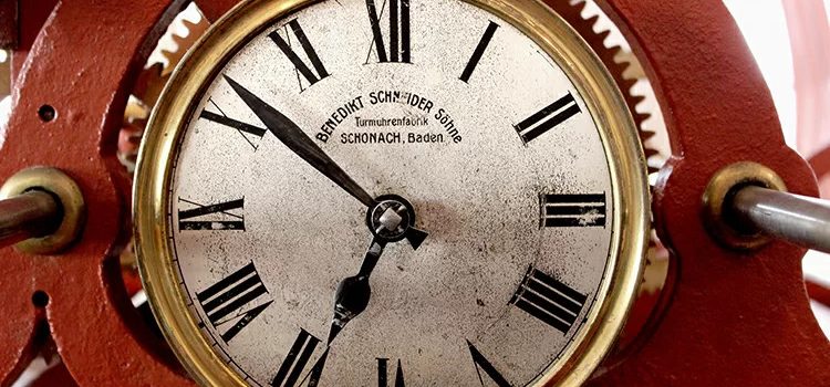 TẠI SAO SỐ 4 LA MÃ Ở MẶT ĐỒNG HỒ LÀ “IIII” CHỨ KHÔNG PHẢI “IV”