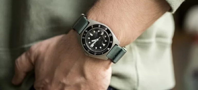 giai-thich-y-nghia-cac-ki-hieu-tren-dong-ho-deo-tay