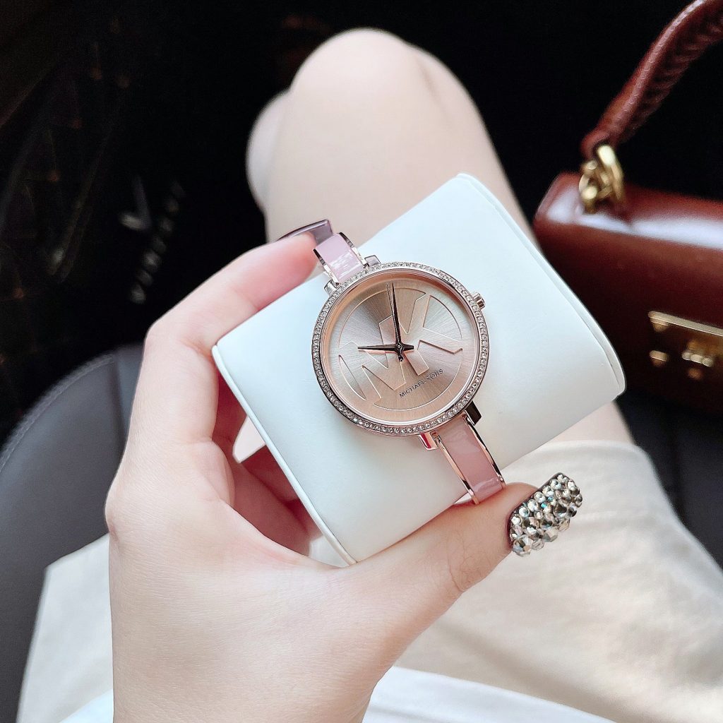 Đồng hồ Michael Kors mặt tròn đính đá