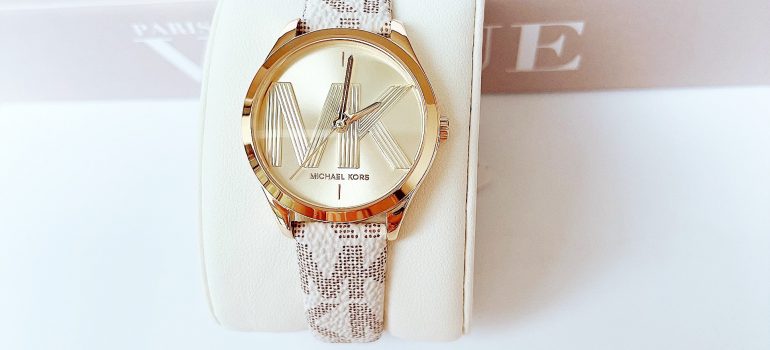 Dong-ho-Michael-Kors-nu-chinh-hang-1