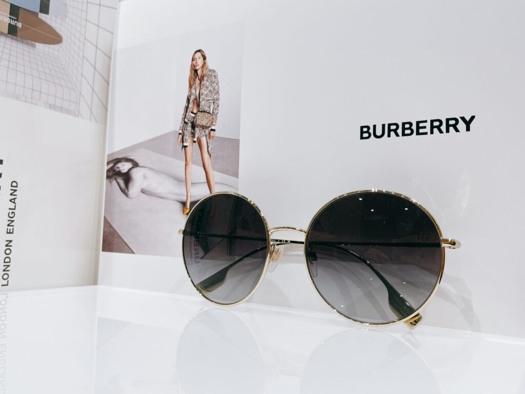 Kính Mắt Burberry Viền Gold Mắt Gradient Chính Hãng Lens 58-19-140mm (1)