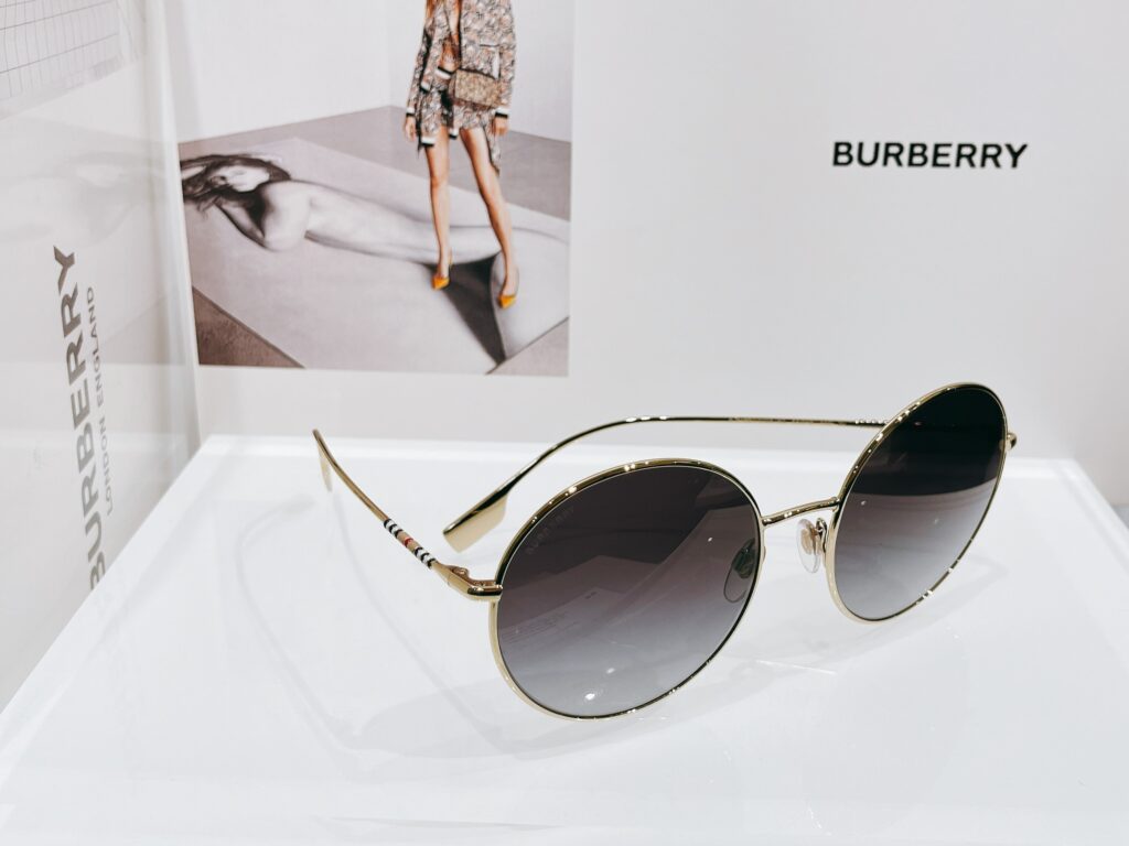 Kính Mắt Burberry Viền Gold Mắt Gradient Chính Hãng Lens 58-19-140mm (1)